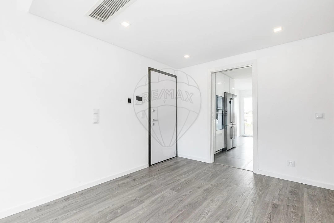 Apartamento T3 para Arrendamento em Porto Salvo Foto 17