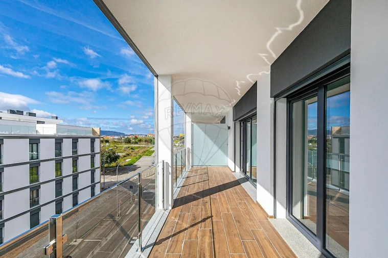 Apartamento T3 para Arrendamento em Porto Salvo Foto 34