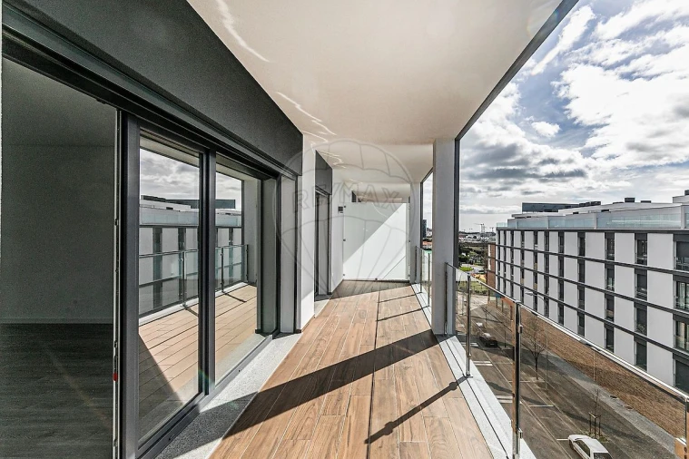 Apartamento T3 para Arrendamento em Porto Salvo Foto 35