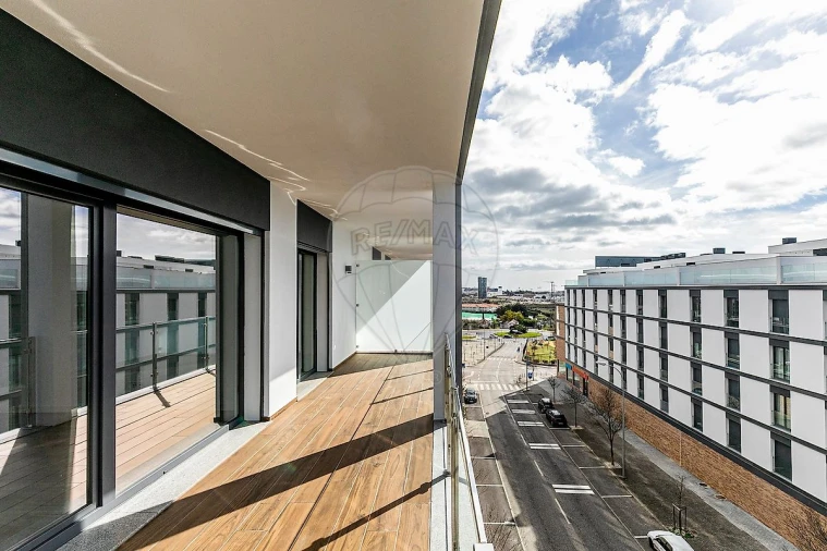 Apartamento T3 para Arrendamento em Porto Salvo Foto 36