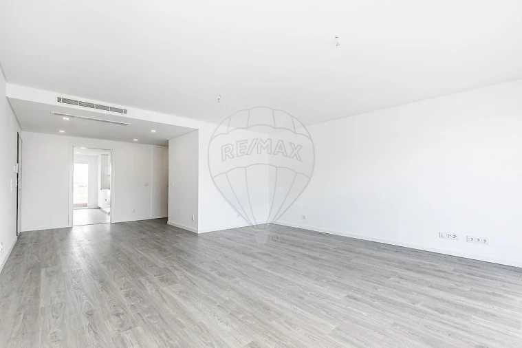 Apartamento T3 para Arrendamento em Porto Salvo Foto 10