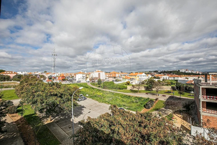 Apartamento T3 para Arrendamento em Porto Salvo Foto 2
