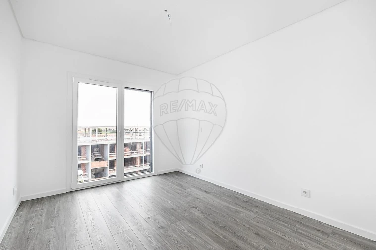 Apartamento T3 para Arrendamento em Porto Salvo Foto 5