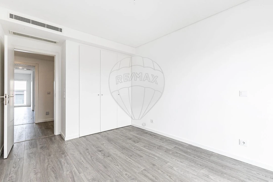 Apartamento T3 para Arrendamento em Porto Salvo Foto 6