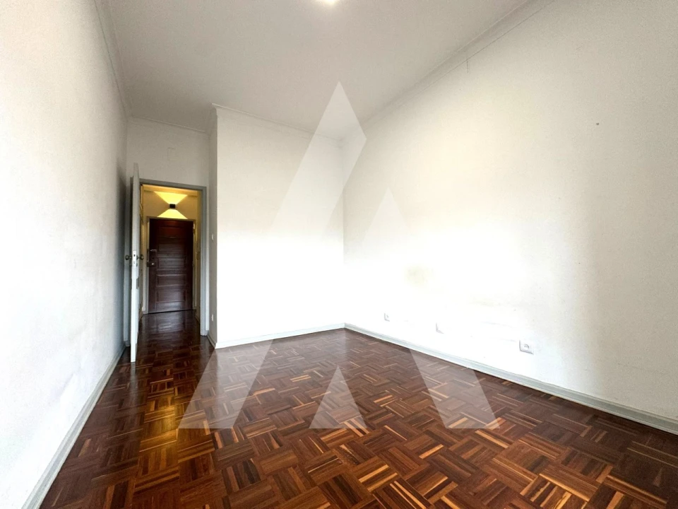 Apartamento T1 para Arrendamento em Santo Antonio dos Olivais Foto 6