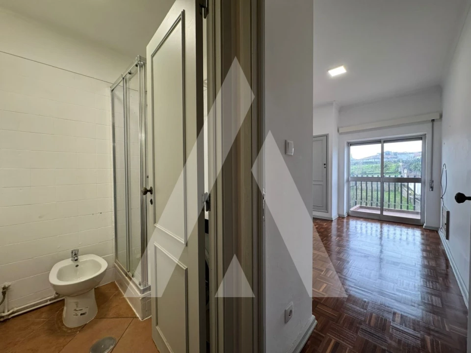 Apartamento T1 para Arrendamento em Santo Antonio dos Olivais Foto 7