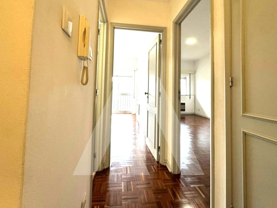 Apartamento T1 para Arrendamento em Santo Antonio dos Olivais Foto 8