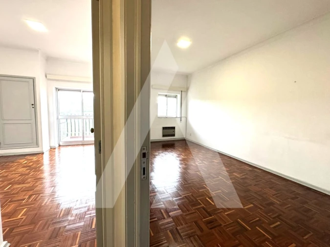 Apartamento T1 para Arrendamento em Santo Antonio dos Olivais Foto 9