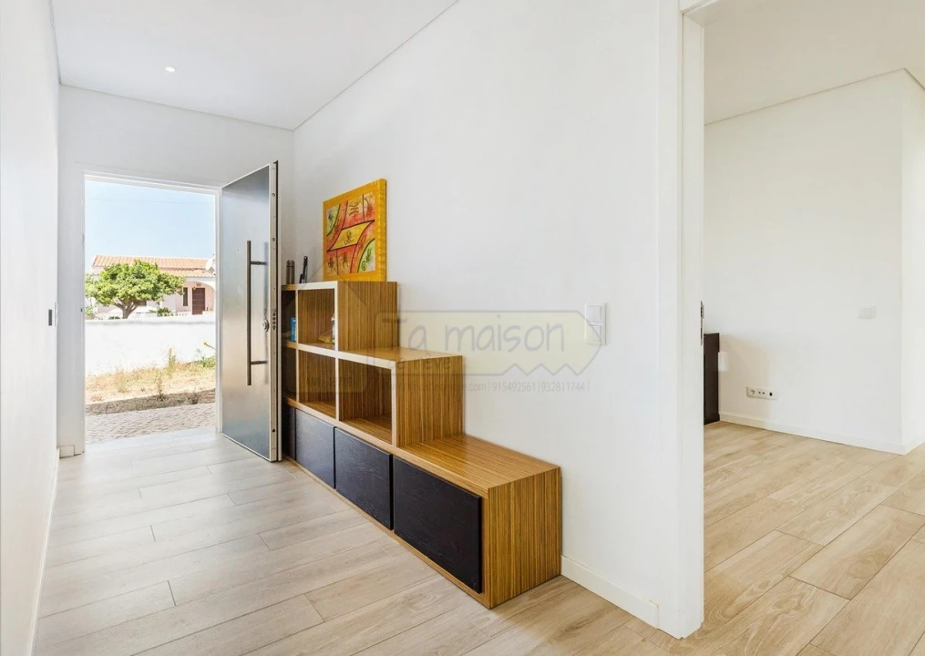 Moradia T5 para Venda em Santa Barbara de Nexe Foto 5