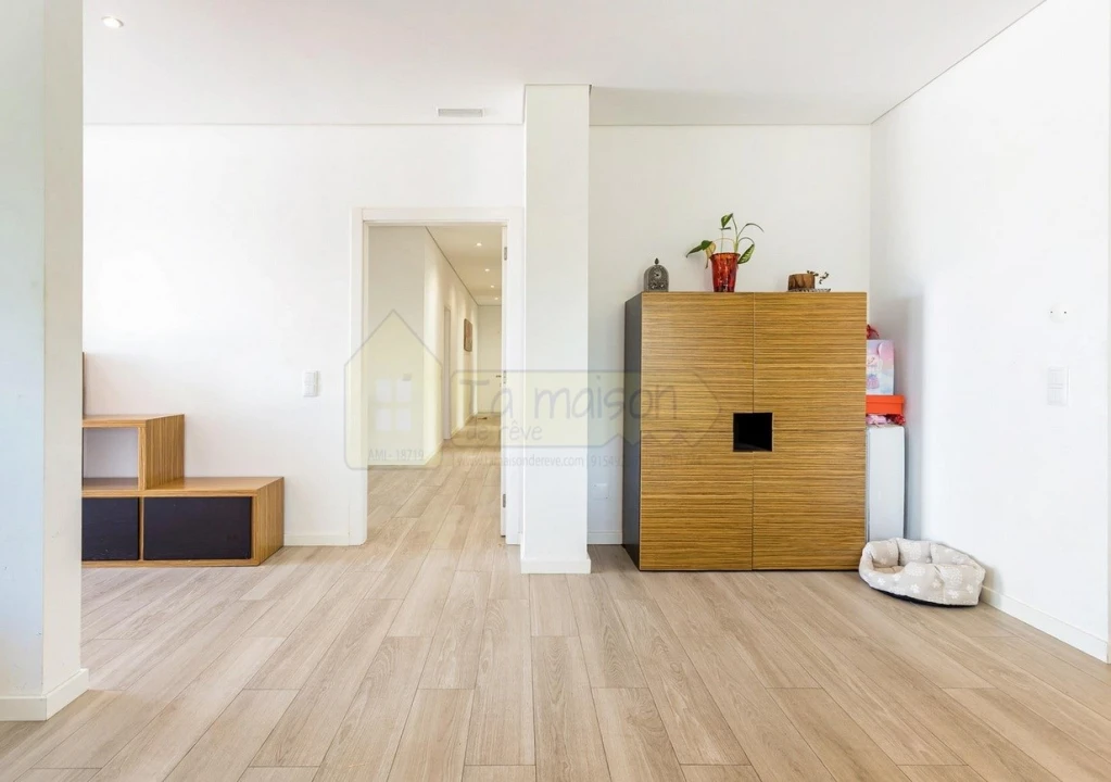 Moradia T5 para Venda em Santa Barbara de Nexe Foto 6