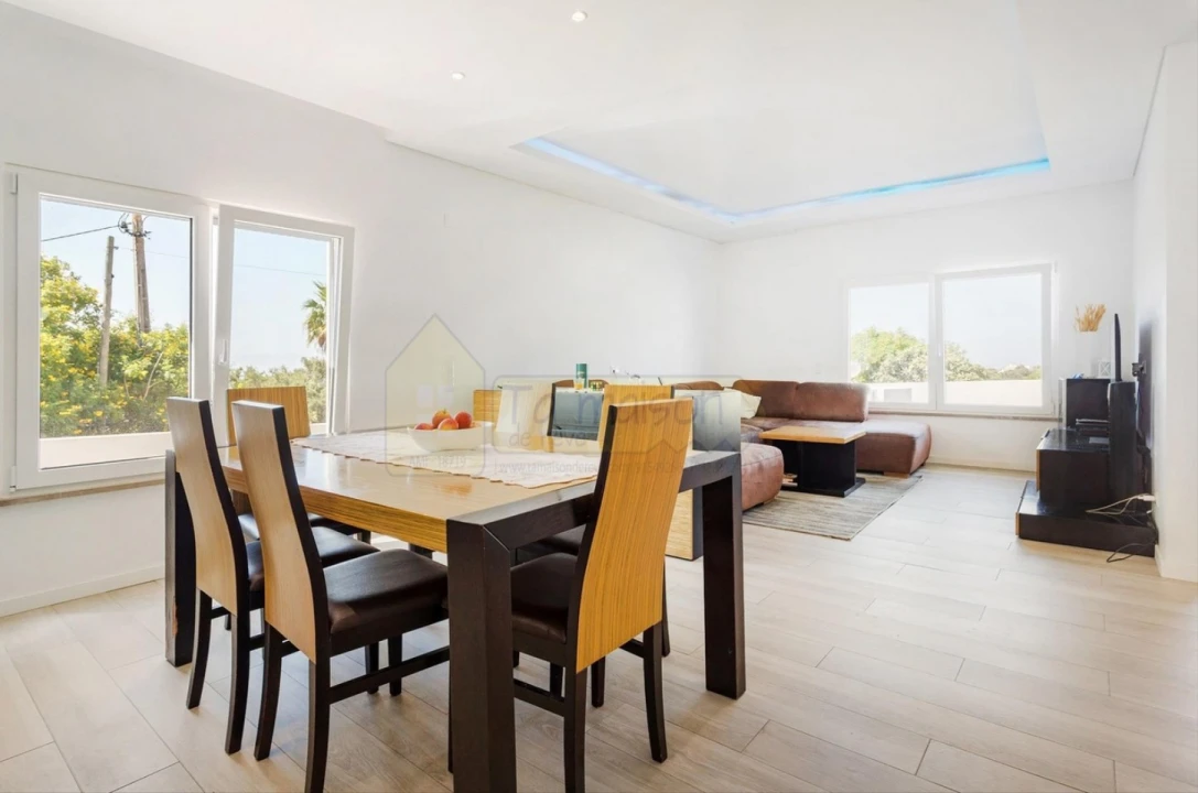 Moradia T5 para Venda em Santa Barbara de Nexe Foto 7