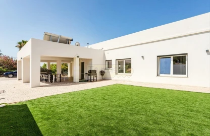 Moradia T5 para Venda em Santa Barbara de Nexe