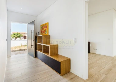 Moradia T5 para Venda em Santa Barbara de Nexe