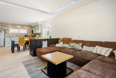 Moradia T5 para Venda em Santa Barbara de Nexe