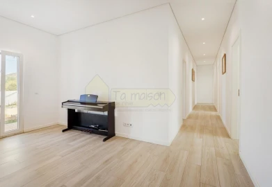 Moradia T5 para Venda em Santa Barbara de Nexe