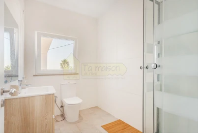 Moradia T5 para Venda em Santa Barbara de Nexe