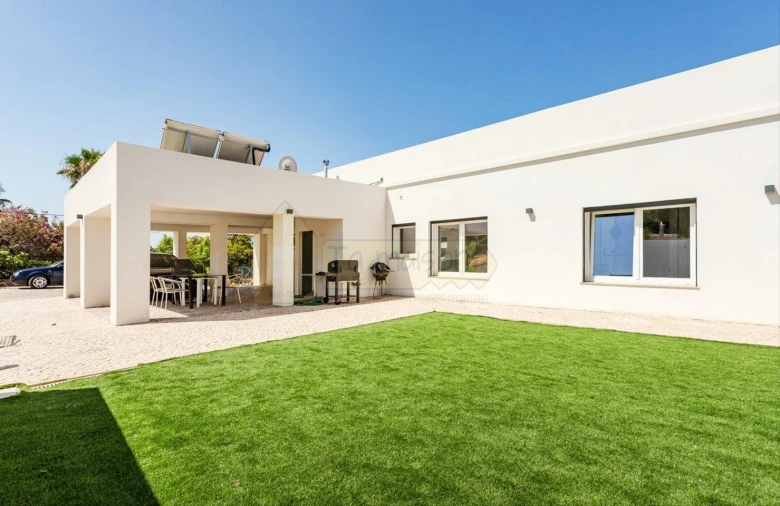 Moradia T5 para Venda em Santa Barbara de Nexe Foto 3