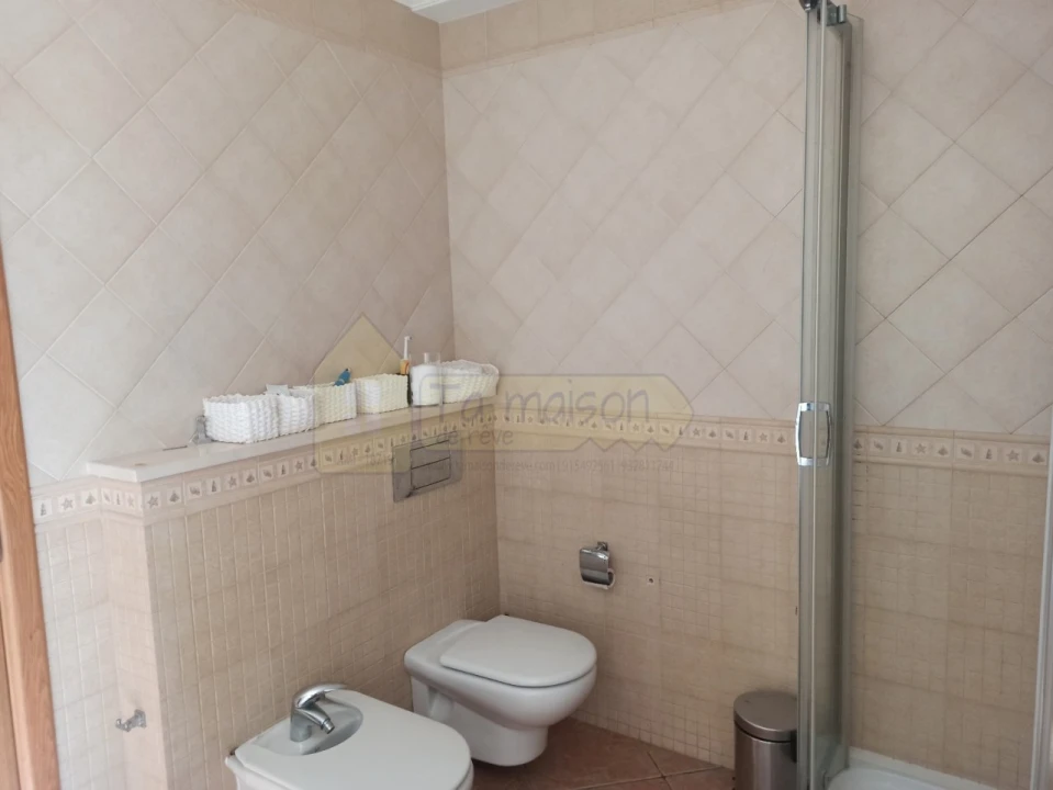 Moradia T5 para Venda em Quelfes Foto 23