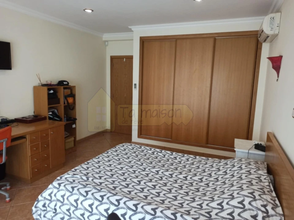 Moradia T5 para Venda em Quelfes Foto 40