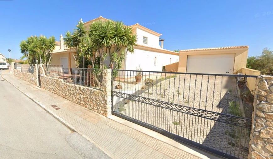 Moradia T5 para Venda em Quelfes Foto 1