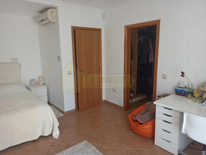 Moradia T5 para Venda em Quelfes Foto 18