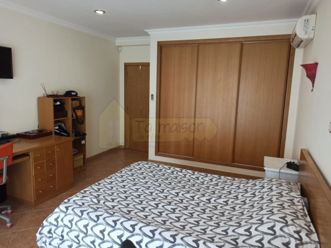 Moradia T5 para Venda em Quelfes Foto 22