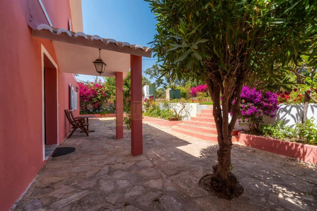 Moradia T3 para Venda em Santa Barbara de Nexe Foto 5