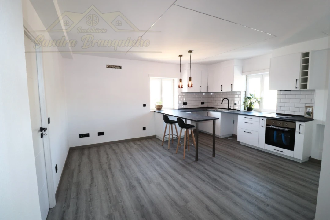 Apartamento T1 para Venda em Ramalhal Foto 8