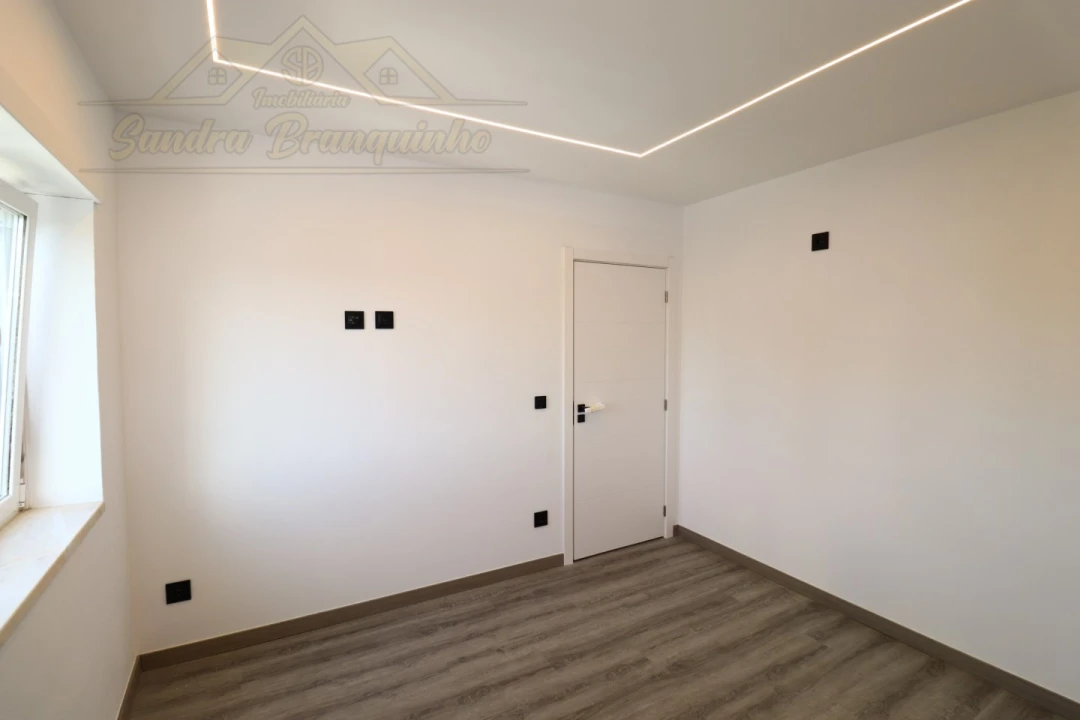 Apartamento T1 para Venda em Ramalhal Foto 17