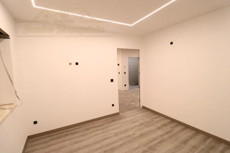 Apartamento T1 para Venda em Ramalhal Foto 14