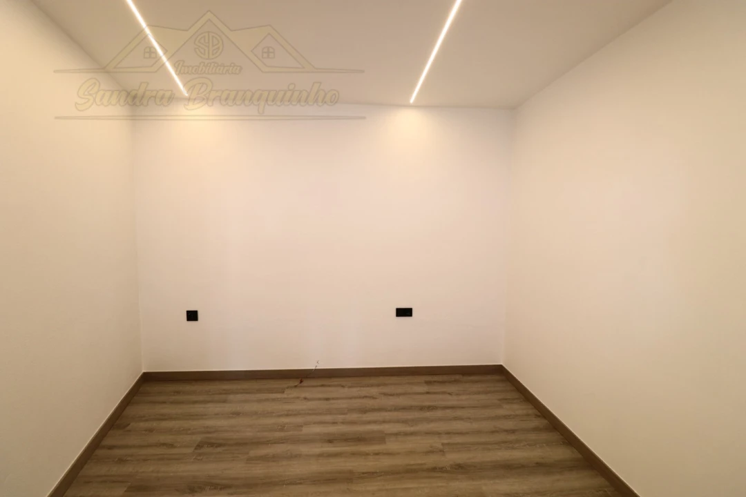 Apartamento T2 para Venda em Ramalhal Foto 23