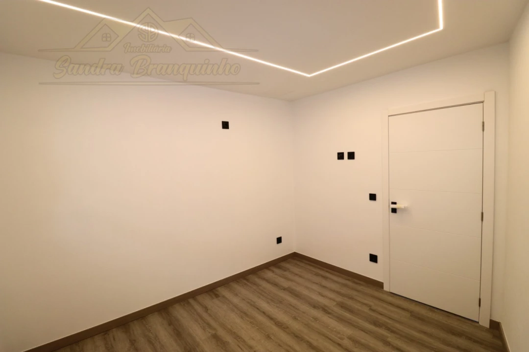 Apartamento T2 para Venda em Ramalhal Foto 24