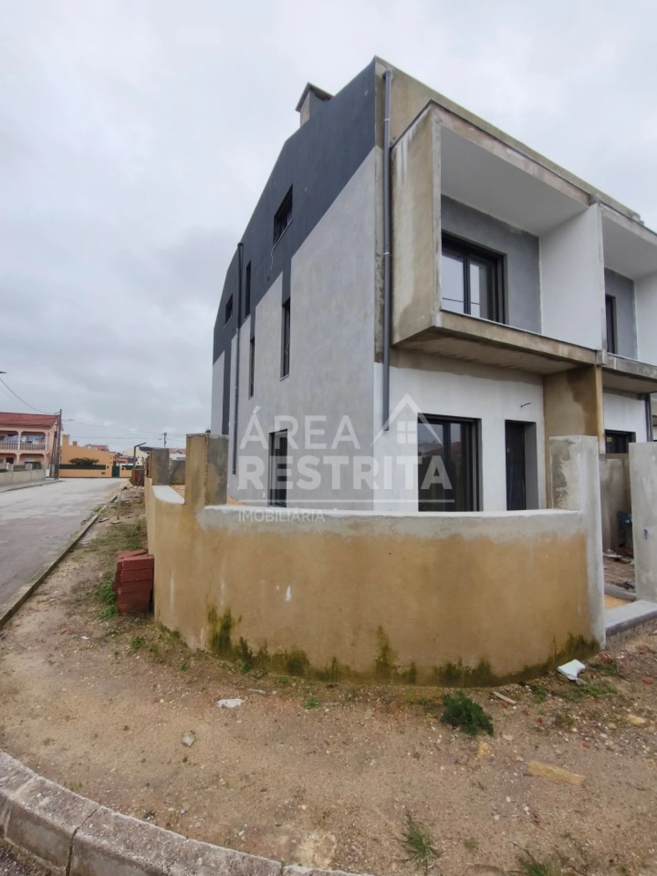 Moradia T4 para Venda em Fernao Ferro Foto 1