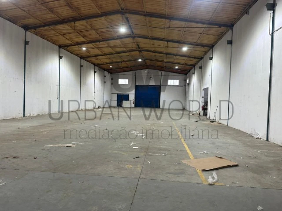 Armazém para Venda em Venda do Pinheiro e Santo Estêvão das Galés Foto 1