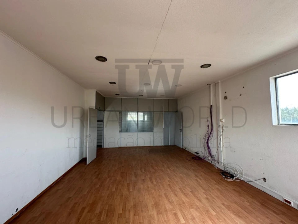 Armazém para Venda em Venda do Pinheiro e Santo Estêvão das Galés Foto 4