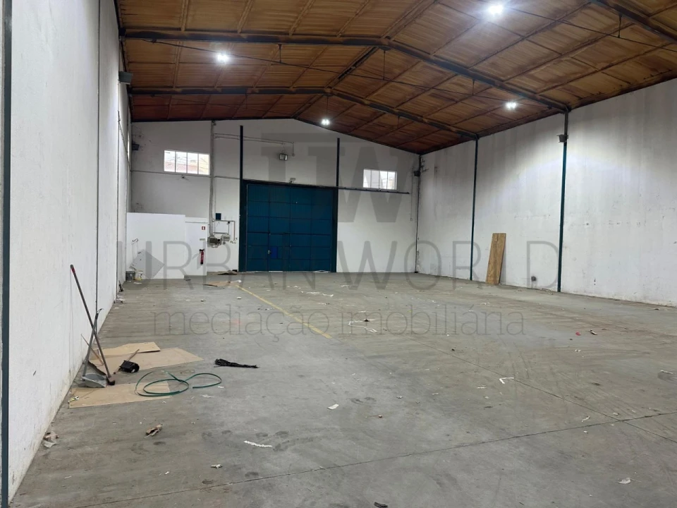 Armazém para Venda em Venda do Pinheiro e Santo Estêvão das Galés Foto 2