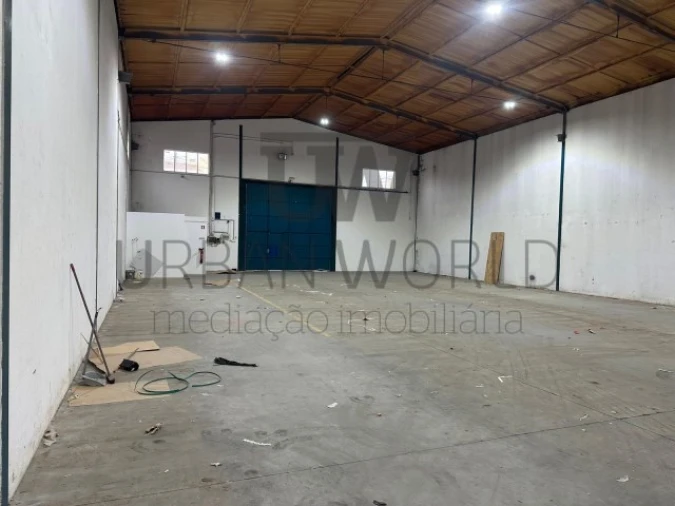 Armazém para Venda em Venda do Pinheiro e Santo Estêvão das Galés Foto 2