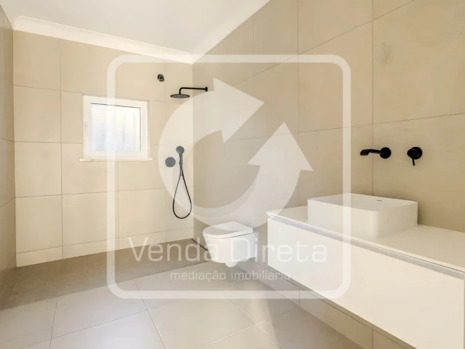 Moradia T4 para Venda em Budens Foto 13