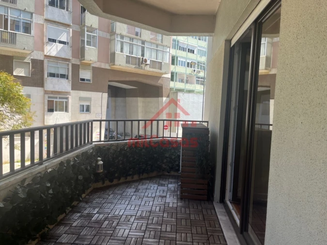 Apartamento T2 para Arrendamento em Lumiar Foto 4