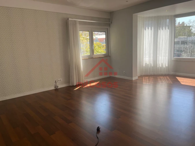 Apartamento T2 para Arrendamento em Lumiar Foto 8