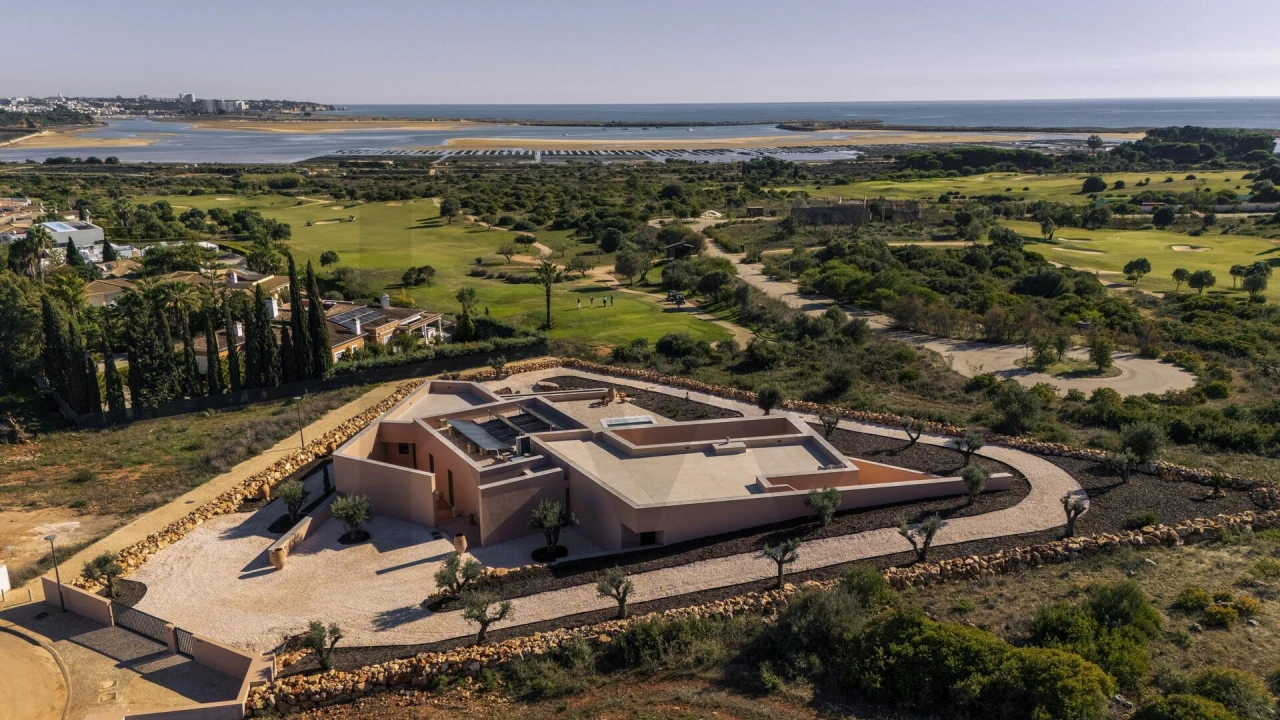 Moradia T4 para Venda em Odiaxere Foto 1