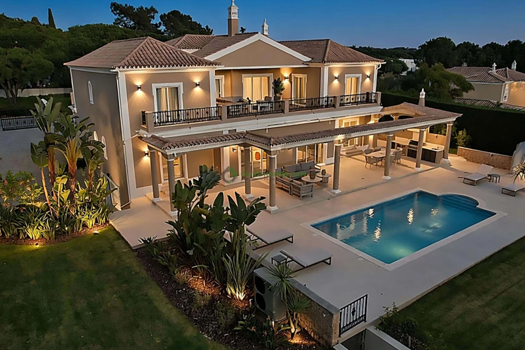 Moradia T5 para Venda em Quarteira Foto 1