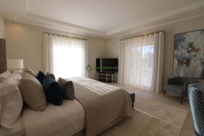 Moradia T5 para Venda em Quarteira