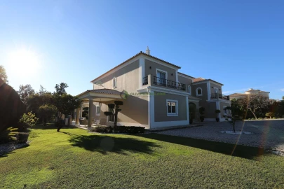 Moradia T5 para Venda em Quarteira