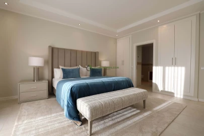 Moradia T5 para Venda em Quarteira