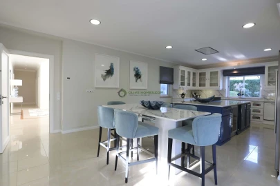 Moradia T5 para Venda em Quarteira