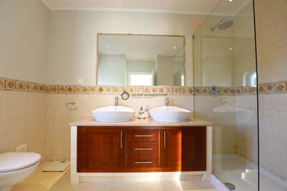 Moradia T5 para Venda em Quarteira