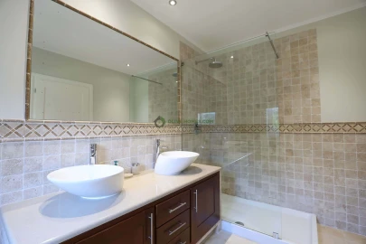 Moradia T5 para Venda em Quarteira