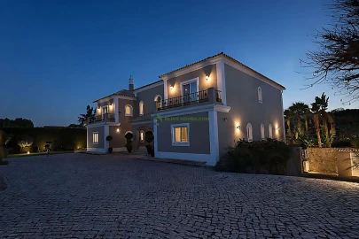 Moradia T5 para Venda em Quarteira