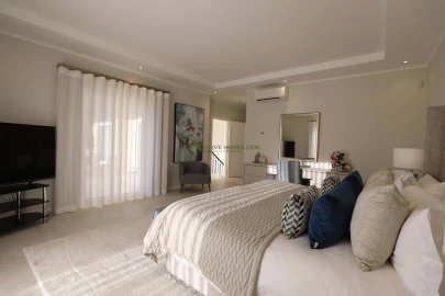 Moradia T5 para Venda em Quarteira